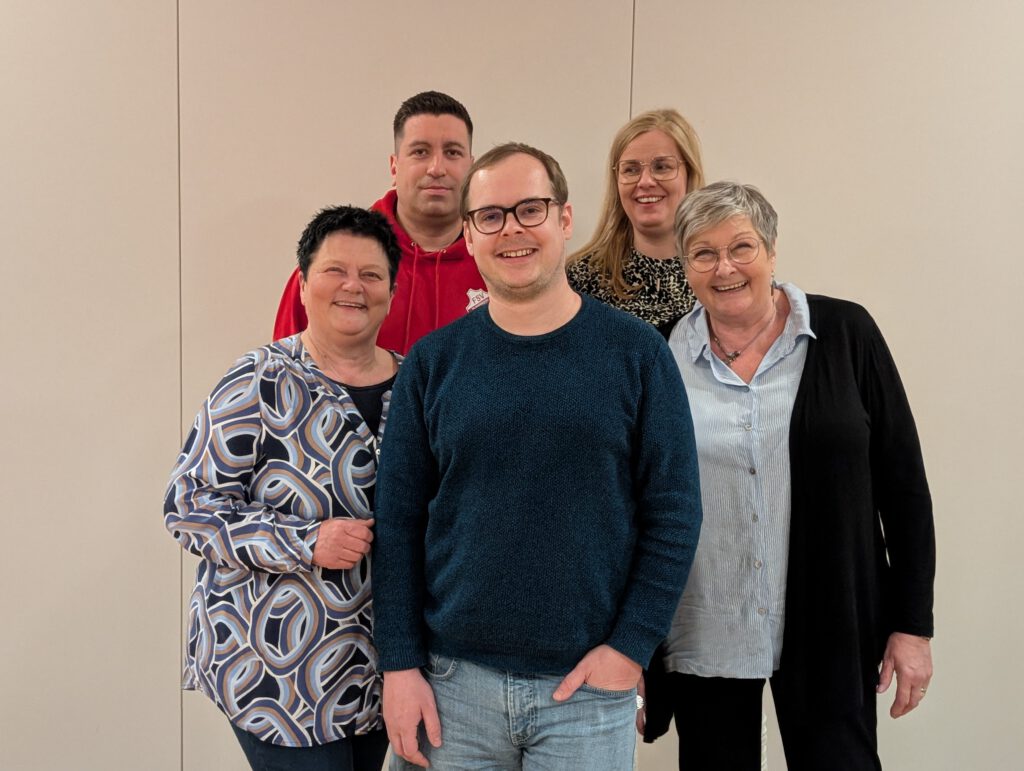 Vorstand des FSV Bliedersdorf / Nottensdorf
Von Links sind folgende Person abgebildet: Kerstin Ehlers, Christian Wierzbinski, Alexander Piehl, Tanja Cohrs, Conny Kerp